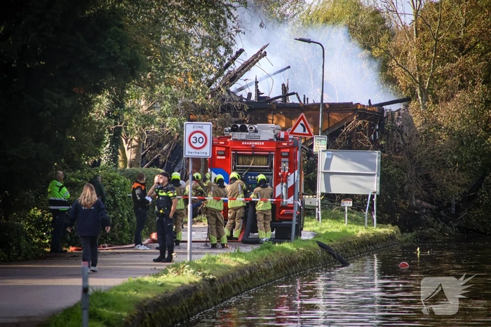 Silo, loods en meerdere auto’s verwoest door grote brand; schade in daglicht goed te zien