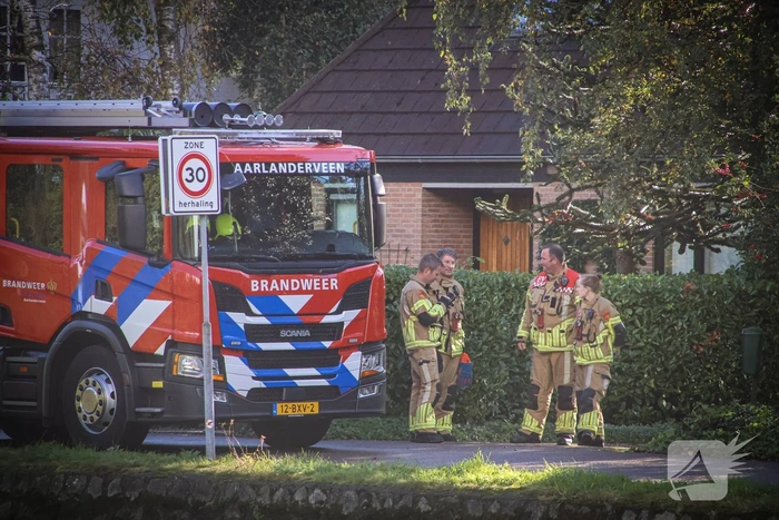 Silo, loods en meerdere auto’s verwoest door grote brand; schade in daglicht goed te zien