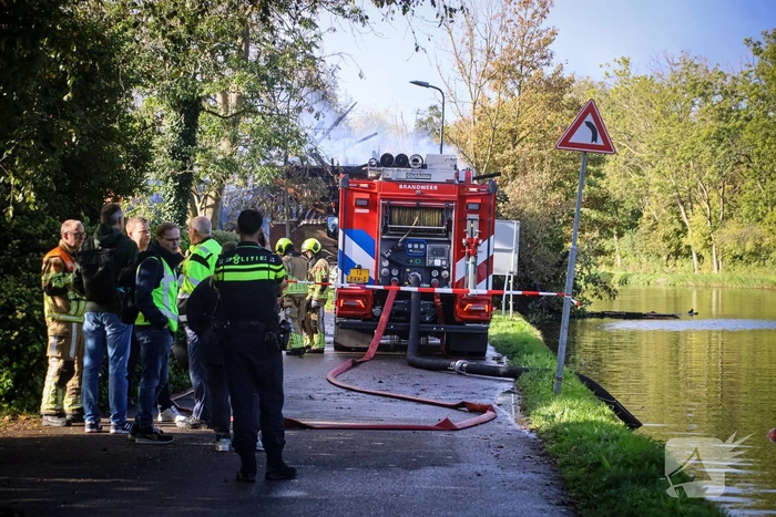 Silo, loods en meerdere auto’s verwoest door grote brand; schade in daglicht goed te zien