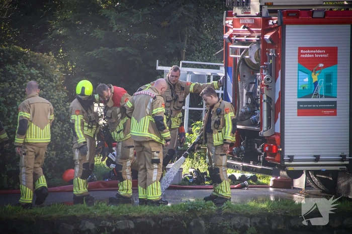 Silo, loods en meerdere auto’s verwoest door grote brand; schade in daglicht goed te zien