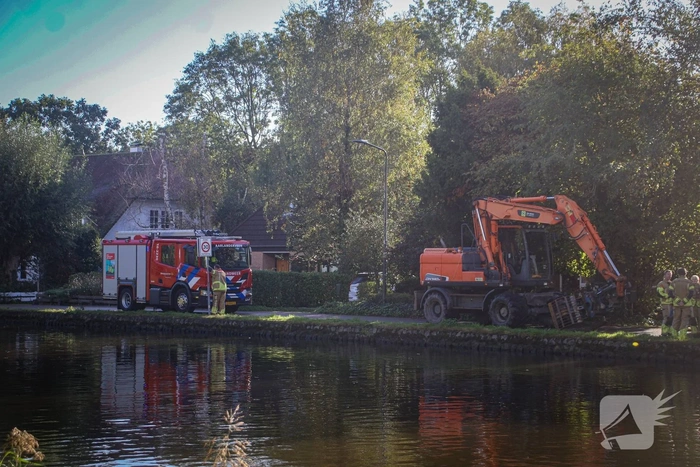 Silo, loods en meerdere auto’s verwoest door grote brand; schade in daglicht goed te zien