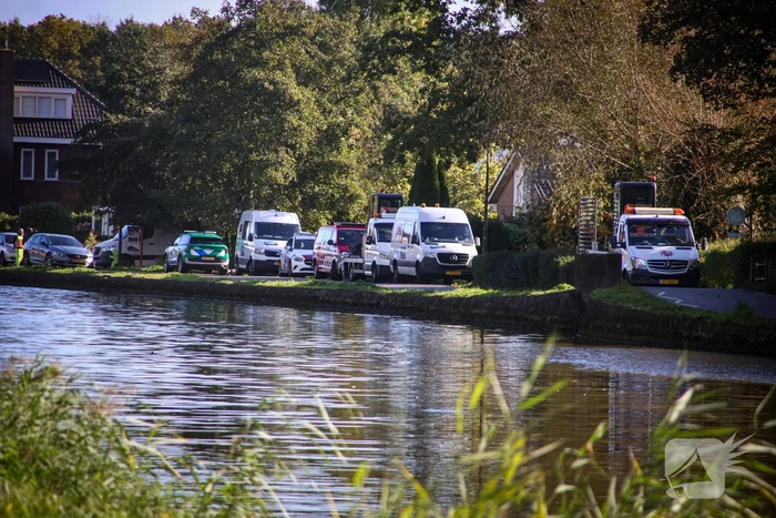 Silo, loods en meerdere auto’s verwoest door grote brand; schade in daglicht goed te zien