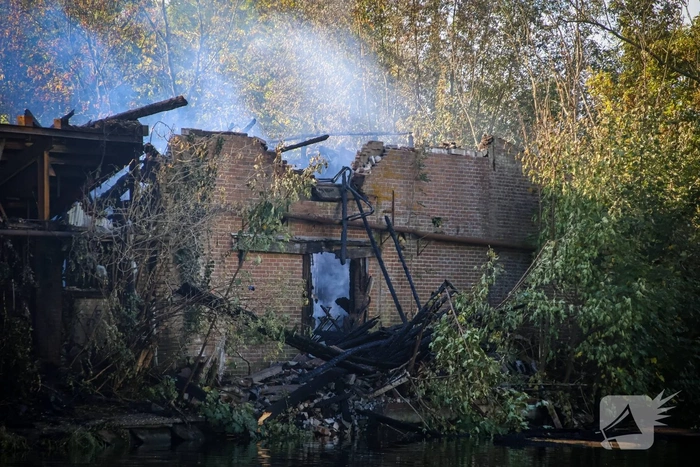 Silo, loods en meerdere auto’s verwoest door grote brand; schade in daglicht goed te zien