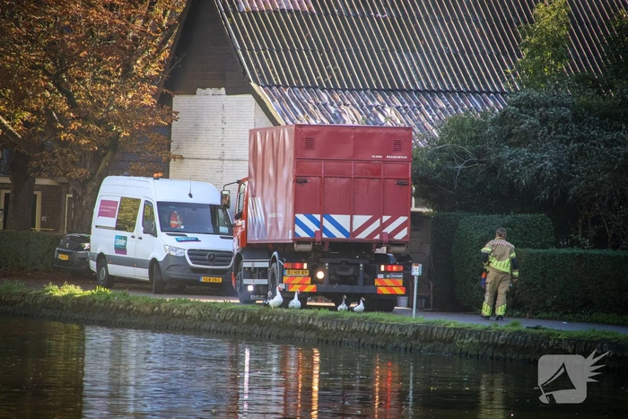 Silo, loods en meerdere auto’s verwoest door grote brand; schade in daglicht goed te zien
