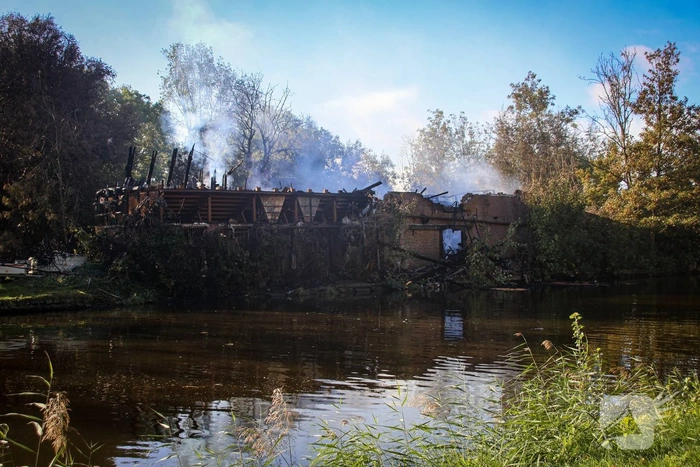 Silo, loods en meerdere auto’s verwoest door grote brand; schade in daglicht goed te zien