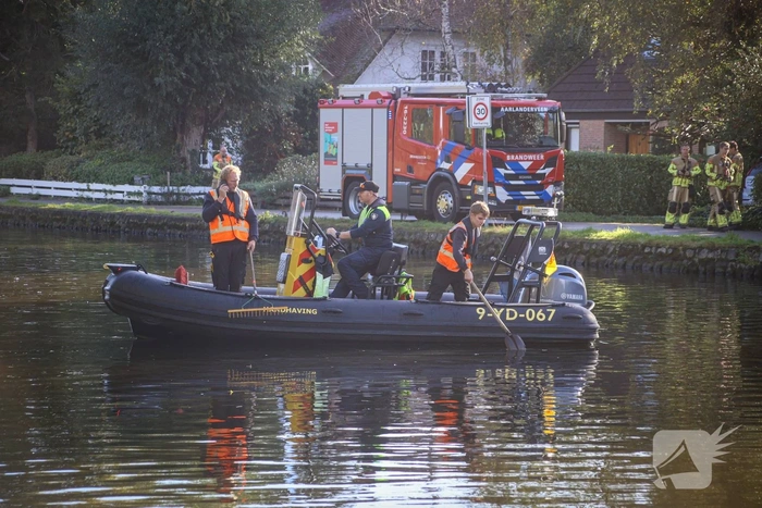 Silo, loods en meerdere auto’s verwoest door grote brand; schade in daglicht goed te zien