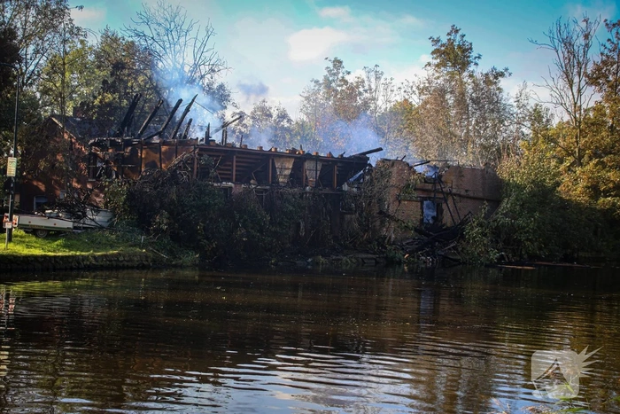 Silo, loods en meerdere auto’s verwoest door grote brand; schade in daglicht goed te zien