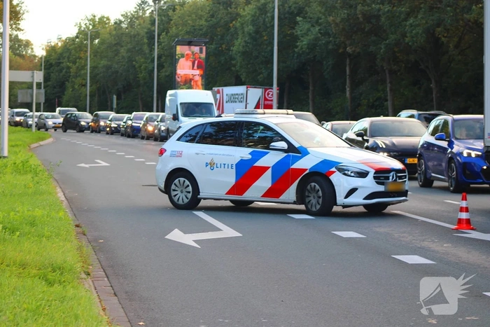 Auto botste achterop bestelbus