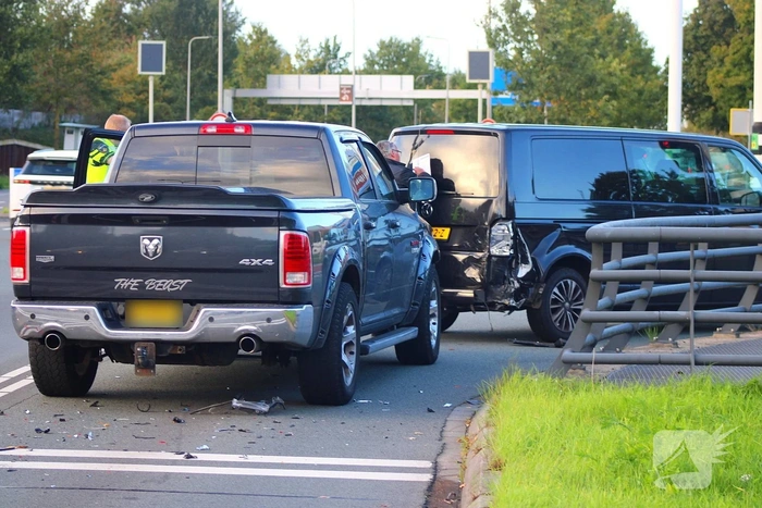 Auto botste achterop bestelbus