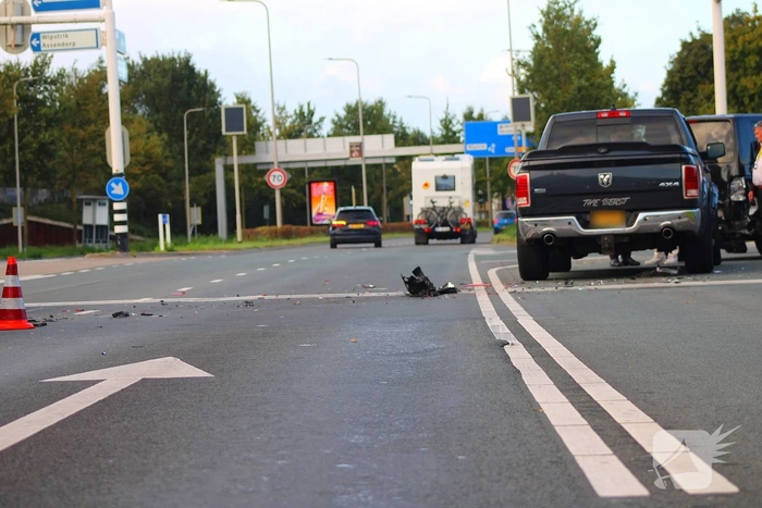 Auto botste achterop bestelbus