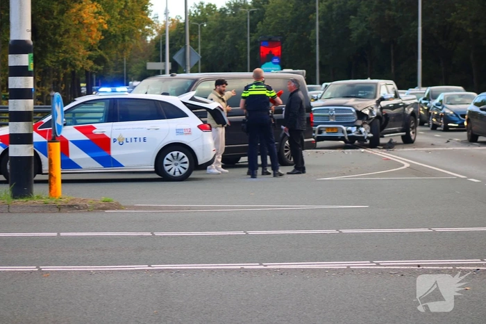 Auto botste achterop bestelbus