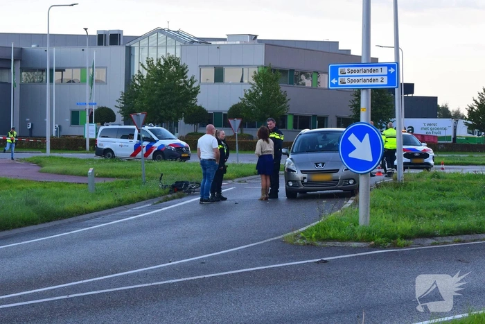 Fietser botst met auto, traumateam ingezet