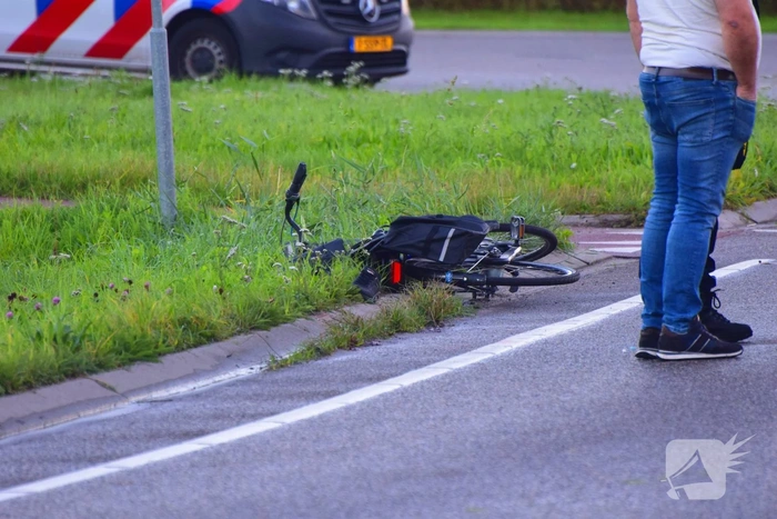Fietser botst met auto, traumateam ingezet
