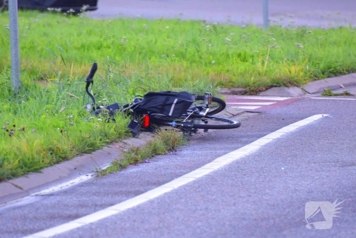 Fietser botst met auto, traumateam ingezet