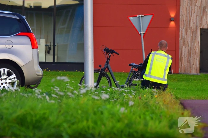 Fietser botst met auto, traumateam ingezet