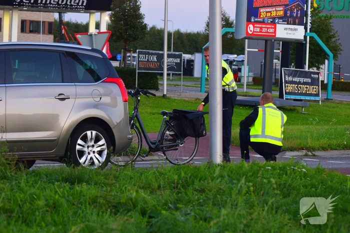 Fietser botst met auto, traumateam ingezet