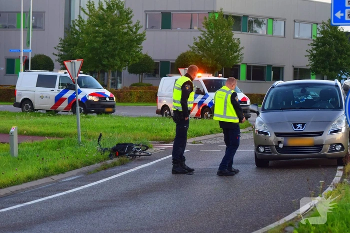Fietser botst met auto, traumateam ingezet