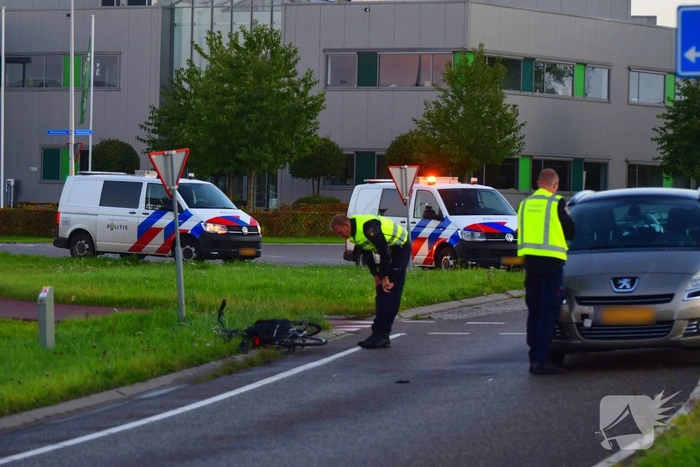 Fietser botst met auto, traumateam ingezet