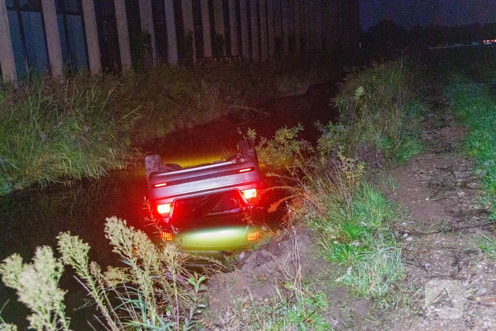 Auto belandt op zijn dak in sloot