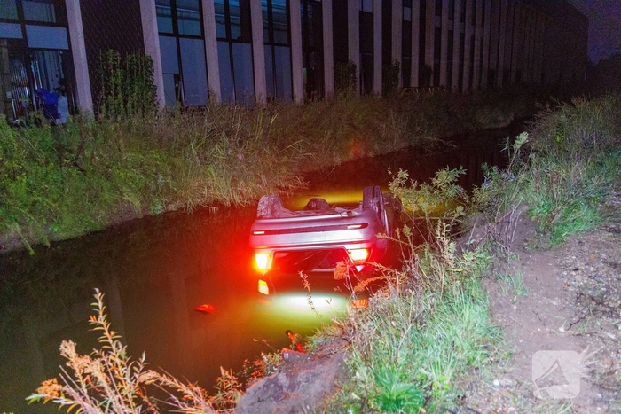 Auto belandt op zijn dak in sloot