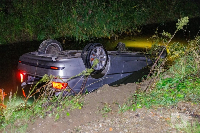 Auto belandt op zijn dak in sloot