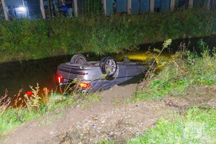 Auto belandt op zijn dak in sloot