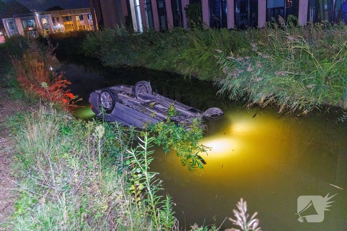 Auto belandt op zijn dak in sloot