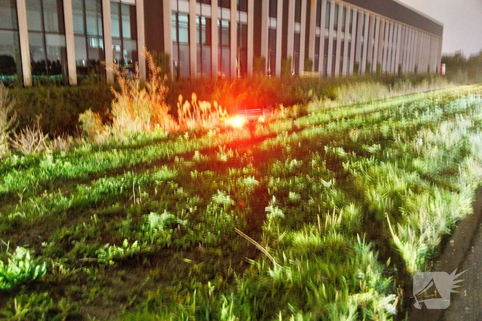 Auto belandt op zijn dak in sloot