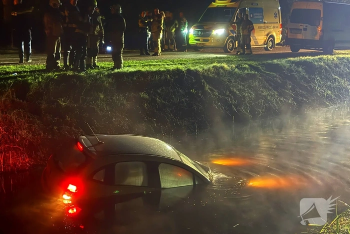 Auto te water: inzittenden veilig uit het water gehaald