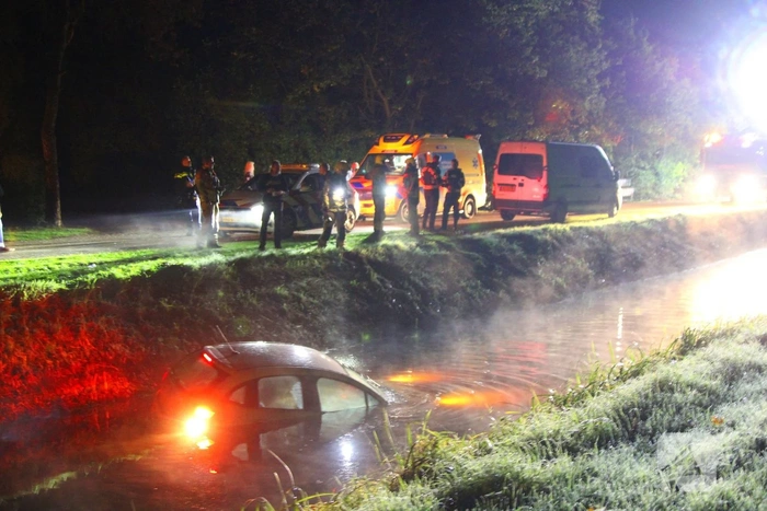 Auto te water: inzittenden veilig uit het water gehaald