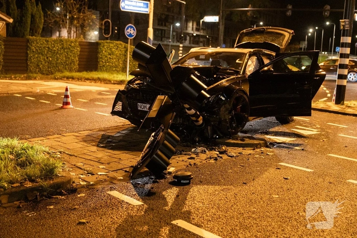 Auto botst tegen verkeerslicht na ongeval