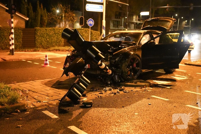 Auto botst tegen verkeerslicht na ongeval