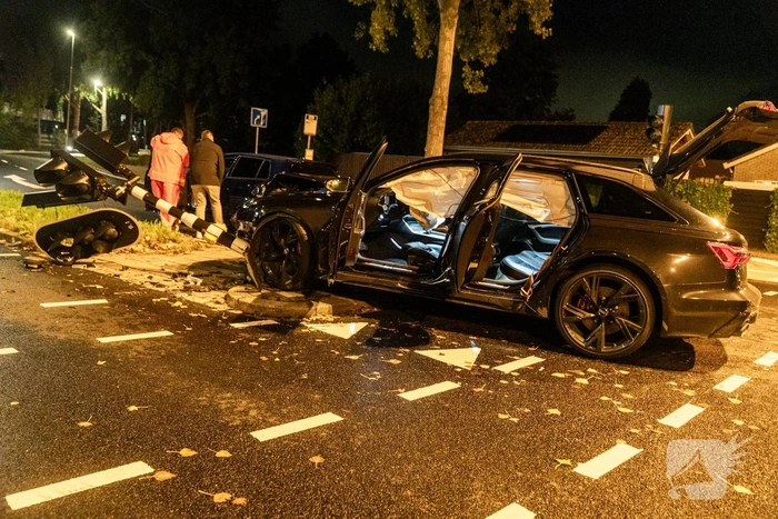 Auto botst tegen verkeerslicht na ongeval