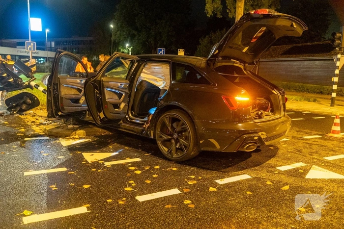 Auto botst tegen verkeerslicht na ongeval