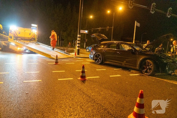 Auto botst tegen verkeerslicht na ongeval