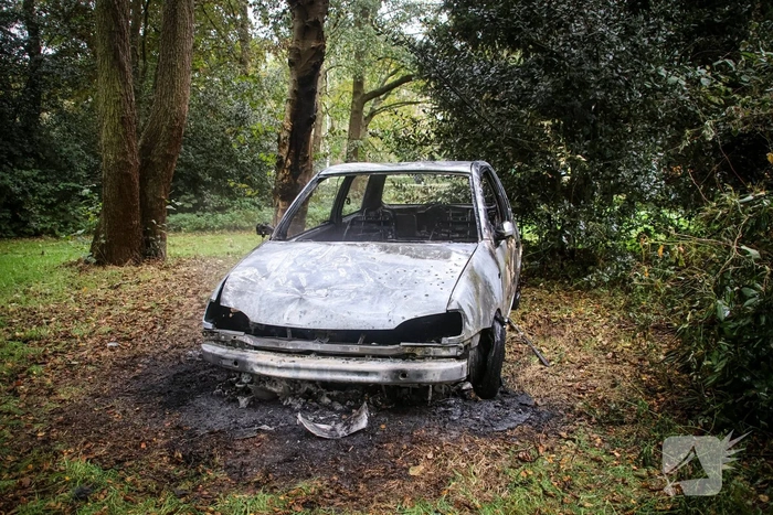Personenauto volledig in brand tussen oude barakken
