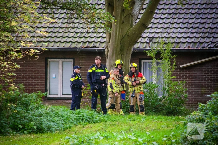 Personenauto volledig in brand tussen oude barakken