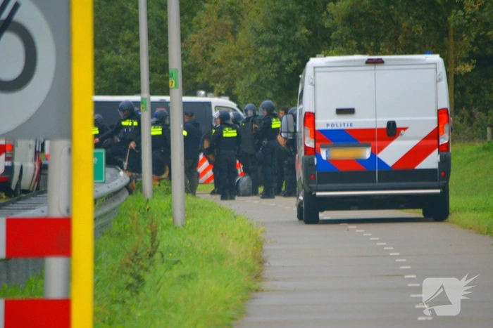 Ongeregeldheden bij supportersbus, weg afgesloten