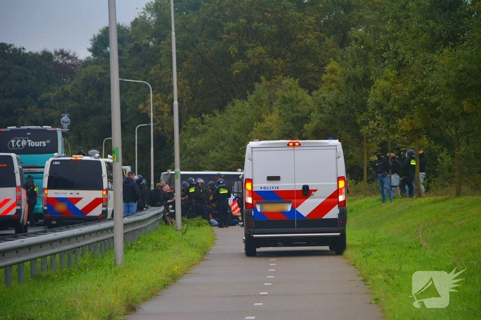 Ongeregeldheden bij supportersbus, weg afgesloten
