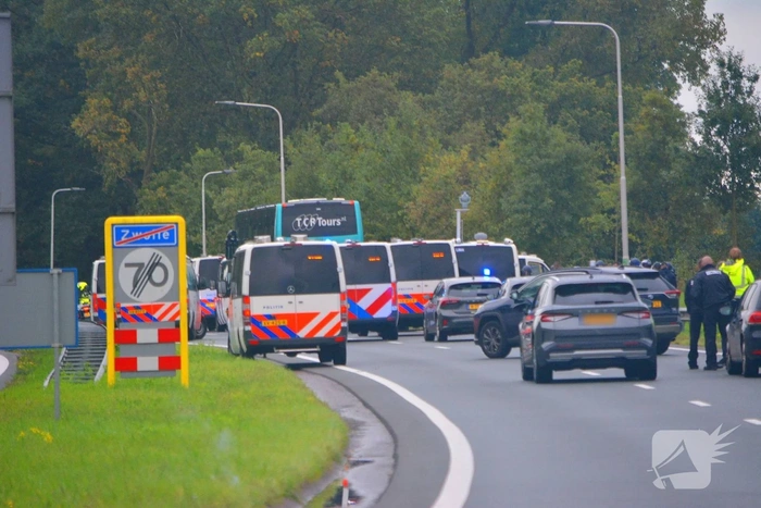 Ongeregeldheden bij supportersbus, weg afgesloten