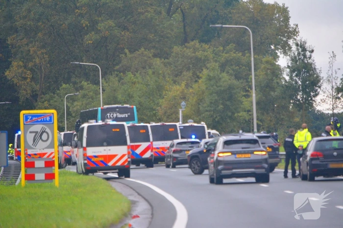 Ongeregeldheden bij supportersbus, weg afgesloten