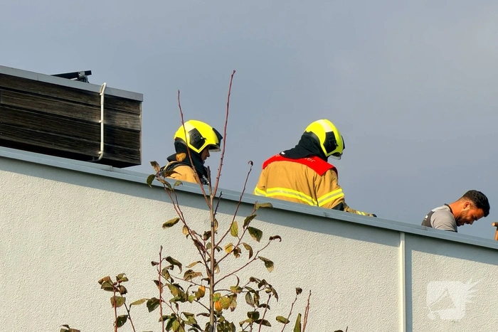 Brand door dakdekkers op woning
