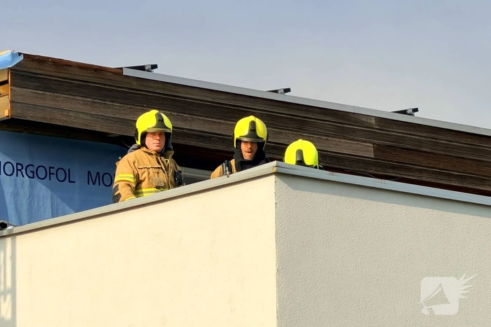 Brand door dakdekkers op woning
