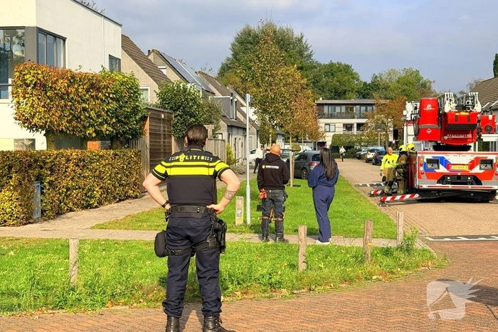 Brand door dakdekkers op woning