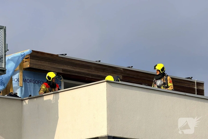 Brand door dakdekkers op woning