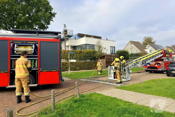 Brand door dakdekkers op woning
