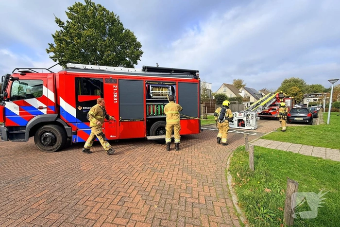 Brand door dakdekkers op woning