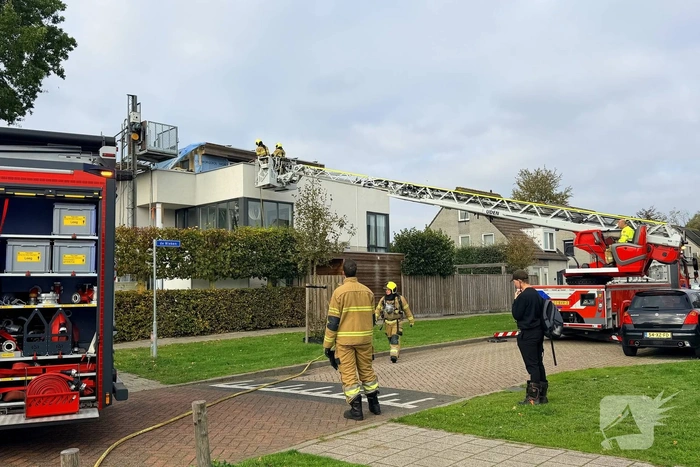 Brand door dakdekkers op woning