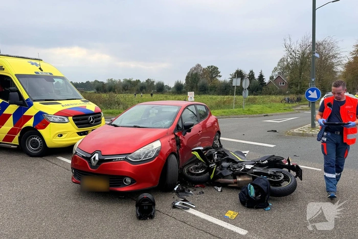 Motorrijder zwaargewond bij aanrijding