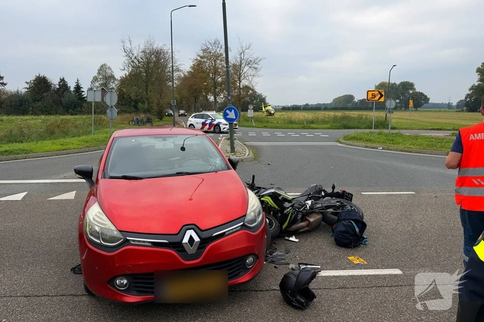 Motorrijder zwaargewond bij aanrijding